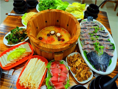 宇食天下湯烤噴泉火鍋加盟