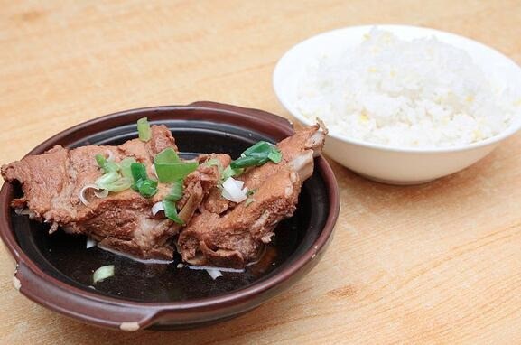 搜排骨米飯