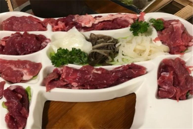 鴻富祥全?；疱?/></p><p>鴻富祥全?；疱佭m合不同季節(jié)的火鍋經(jīng)營(yíng)，使火鍋經(jīng)營(yíng)不受季節(jié)的影響</p><p>鴻富祥全?；疱伈似沸迈r，用餐舒適，深受消費(fèi)者歡迎</p><p>鴻富祥全?；疱伿褂檬曛圃祆伊蠝缀屯跏献嫔蟼鞯暮诵呐萘?，以精制的各部位肥牛為主，以熱情椒麻、經(jīng)典酸辣、傳統(tǒng)麻辣、濃情酸湯、干香酸菜、十益養(yǎng)生、北蟲草山珍、酸蘿卜老鴨、淡雅濃湯和藥膳等多種呈味性強(qiáng)且具有雙重清熱、多重滋補(bǔ)等調(diào)理型煲料湯底為載體，伴以融入相生相克之精要的XO醬、牛肉醬、啫啫醬、菌王醬、紅椒醬、青椒醬、芝麻醬、韭花醬等眾多味覺醬料，讓全世界食客在舌尖盡品人生十色五味，再輔以肥羊、爽口涼鹵、工藝刺身、深海魚品、山珍菌菇、綠色時(shí)蔬、精美小吃和精致丸滑等養(yǎng)生美食，營(yíng)養(yǎng)更豐富</p><p>鴻富祥全?；疱仠t亮麗、香辣濃郁、辣而不燥、食時(shí)爽口、食后爽胃、養(yǎng)人于味之特色</p><p>鴻富祥全牛火鍋采用一次性鍋底，不重復(fù)使用鍋底</p><p>鴻富祥全牛火鍋不粘鍋、不渾湯，久煮不變味</p><p></p>
                </div>
                <div   id=