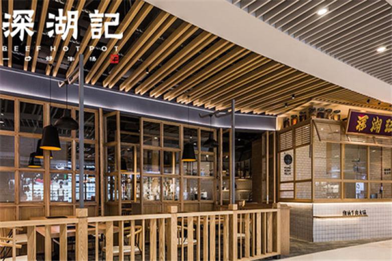 深湖記潮?；疱?/></p><p>深湖記潮牛火鍋在餐飲市場(chǎng)憑借其獨(dú)特的口味和新潮的吃法獨(dú)樹一幟，備受廣大消費(fèi)者所喜愛(ài)與追捧，口味百變，形式多樣，肥牛，玩的就是與眾不同，憑借特色鍋種出奇制勝!盡賺財(cái)富!尚上撈注重品牌的構(gòu)建，專業(yè)致力于火鍋研發(fā)，尚上撈趣味非常的DIY飲食方式和吧臺(tái)式消費(fèi)風(fēng)格，讓消費(fèi)者有更多的選擇，充分享受到“涮”的種種樂(lè)趣，風(fēng)靡者眾多，粉絲還在不斷暴漲中，賺翻市場(chǎng)沒(méi)得說(shuō)!精選肥牛，精切薄片，經(jīng)過(guò)秘方先腌后涮，絲絲入味，三十六種香辛料精心搭配，普通肉片也能呈現(xiàn)上等口感，吃一口就上癮!鮮嫩肉質(zhì)，鮮脆時(shí)蔬，鮮美鍋底，占盡鮮機(jī)!美食，就要趁美時(shí)，即食即涮，即熟即撈好滋味與營(yíng)養(yǎng)健康攜手同來(lái)，帶來(lái)難忘的火鍋體驗(yàn)!制造調(diào)味的特殊工藝，三十六種香辛料配制，讓你越吃越有味，鍋鍋有不同!尚上撈，不一樣的自有工藝，帶來(lái)不一樣的非凡樂(lè)趣!百款鍋底 ，多種吃法，無(wú)論是麻、辣、香、酸還是清湯濃醬，無(wú)一不是地道正宗，好吃到爆!花樣百搭的時(shí)尚小火鍋，滋味十足更炫爆!鍋底內(nèi)含溫潤(rùn)中藥食材，不僅美味而且調(diào)養(yǎng)脾胃，增加食欲卻不增加熱量，不發(fā)胖不上火，百樣食材巧搭配，均衡營(yíng)養(yǎng)一鍋輕松撈起!一站式的售后服務(wù)，專業(yè)的運(yùn)營(yíng)師、培訓(xùn)師都將為您服務(wù)</p><p>從運(yùn)營(yíng)課程傳授到技術(shù)操作，一應(yīng)俱全，真正讓客戶體會(huì)到售后的強(qiáng)大優(yōu)勢(shì).</p>
                </div>
                <div   id=