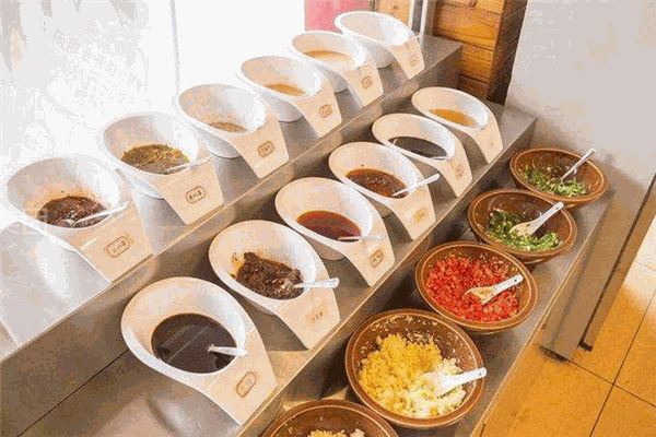 千涮百味自助旋轉(zhuǎn)火鍋