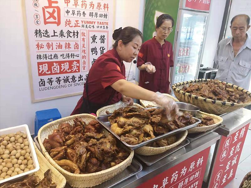 鹵等等酒貨鋪?zhàn)? /></p><p>從人均消費(fèi)價(jià)格來看，人均消費(fèi)在60元以上的小吃，增長(zhǎng)速度最快，其次是31—45元。其中，新一線城市人均消費(fèi)在15元及以下、16—30元、46—60元、60元以上的小吃門店增速，都超過了一線城市及其他級(jí)別城市，成為不同價(jià)位的小吃集中爆發(fā)的沃土。</p><p><br></p>
                </div>
                <div   id=