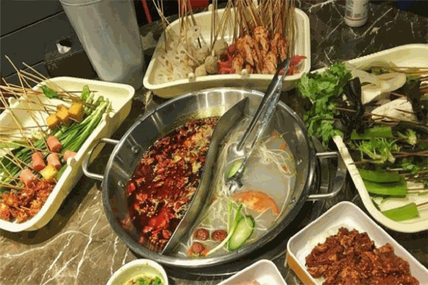 何家香串串香火鍋加盟