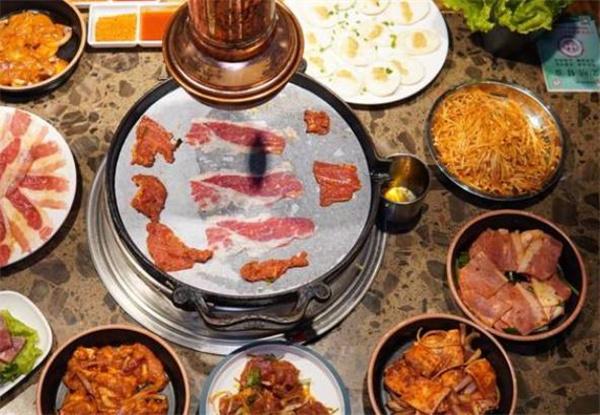 小蠻咬烤肉火鍋怎么樣?市場(chǎng)火爆，客源充足