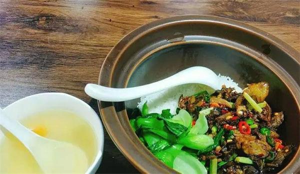 紫砂煲拌飯