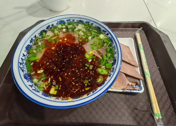 上海開(kāi)蘭州牛肉面前期投資多少錢(qián)？前期投資全解析