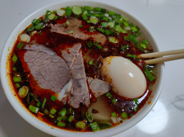 上海開(kāi)蘭州牛肉面前期投資多少錢(qián)？前期投資全解析
